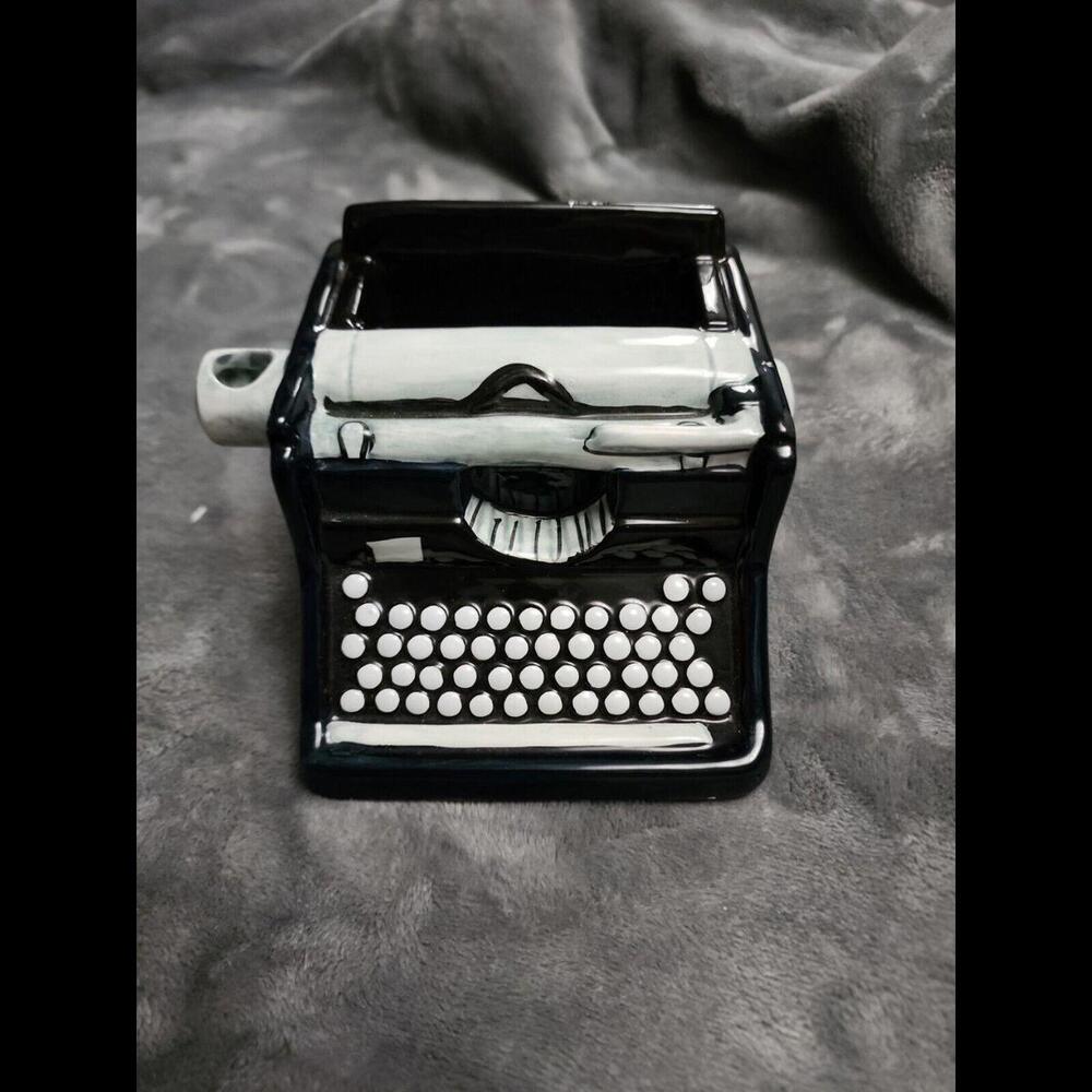 CERAMIC TYPEWRITER SHAPED PENCIL OR PEN HOLDER Excellent Condition